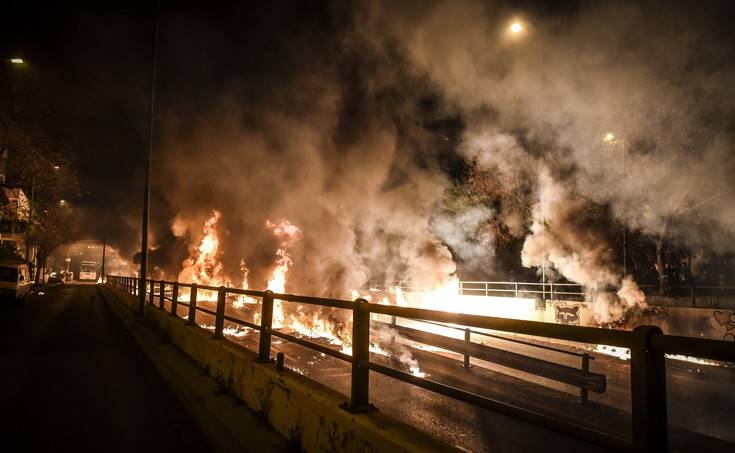 Åäþ êáé 10 ÷ñüíéá ðåñßðïõ, áðü ôüôå ðïõ îåêßíçóå ç êñßóç ôï 2010,óôïí Éåñü Íáü ôçò ÁíáëÞøåùò óôïí ÍÝï Êüóìï, ç ÁíÜóôáóç åßíáé ðñáãìáôéêÜ åêñçêôéêÞ! Ìüëéò áêïõóôåß ôï ×ñéóôüò ÁíÝóôç êáé áñ÷ßóïõí íá ÷ôõðïýí ïé êáìðÜíåò,ôáõôü÷ñïíá ìå ôá âåããáëéêÜ ïé åêñçêôéêÝò ìïëüôïö ðÝöôïõí âñï÷Þ óôïí êåíôñéêü äñüìï êáé áðü ôéò äýï ðëåõñÝò ôçò ãÝöõñáò. Ï êüóìïò ðïõ ôï ãíùñßæåé,óõãêåíôñþíåôáé óôá ðëÜãéá óå øçëü óçìåßï êáé óå áðüóôáóç áóöáëåßáò óôçí êõñéïëåîßá,ãéáôß ãéá äÝêá ëåðôÜ ðåñßðïõ ç íý÷ôá ãßíåôáé ìÝñá áðü ôçí öùôéÜ êáé ôéò åêñÞîåéò. Åßíáé ðñáãìáôéêÜ Ýíá åíôõðùóéáêü èÝáìá ãéá ãåñÜ íåýñá êáé êõñßùò ãéá ãåñÜ áöôéÜ,ãéáôß ðñáãìáôéêÜ íïìßæåéò üôé âñßóêåóáé óå ðüëåìï! ÊÜèå ÷ñüíï ï êüóìïò åßíáé üëï êáé ðåñéóóüôåñïò,êáèþò ôï éäéáßôåñï áõôü âÝèéìïâ,óõãêåíôñþíåé üëï êáé ðåñéóóüôåñïõò èáìþíåò. Ì.ÓÜââáôï 8 Áðñéëßïõ 2018 (EUROKINISSI/ÔÁÔÉÁÍÁ ÌÐÏËÁÑÇ) Åäþ êáé 10 ÷ñüíéá ðåñßðïõ, áðü ôüôå ðïõ îåêßíçóå ç êñßóç ôï 2010,óôïí Éåñü Íáü ôçò ÁíáëÞøåùò óôïí ÍÝï Êüóìï, ç ÁíÜóôáóç åßíáé ðñáãìáôéêÜ åêñçêôéêÞ! Ìüëéò áêïõóôåß ôï ×ñéóôüò ÁíÝóôç êáé áñ÷ßóïõí íá ÷ôõðïýí ïé êáìðÜíåò,ôáõôü÷ñïíá ìå ôá âåããáëéêÜ ïé åêñçêôéêÝò ìïëüôïö ðÝöôïõí âñï÷Þ óôïí êåíôñéêü äñüìï êáé áðü ôéò äýï ðëåõñÝò ôçò ãÝöõñáò. Ï êüóìïò ðïõ ôï ãíùñßæåé,óõãêåíôñþíåôáé óôá ðëÜãéá óå øçëü óçìåßï êáé óå áðüóôáóç áóöáëåßáò óôçí êõñéïëåîßá,ãéáôß ãéá äÝêá ëåðôÜ ðåñßðïõ ç íý÷ôá ãßíåôáé ìÝñá áðü ôçí öùôéÜ êáé ôéò åêñÞîåéò. Åßíáé ðñáãìáôéêÜ Ýíá åíôõðùóéáêü èÝáìá ãéá ãåñÜ íåýñá êáé êõñßùò ãéá ãåñÜ áöôéÜ,ãéáôß ðñáãìáôéêÜ íïìßæåéò üôé âñßóêåóáé óå ðüëåìï! ÊÜèå ÷ñüíï ï êüóìïò åßíáé üëï êáé ðåñéóóüôåñïò,êáèþò ôï éäéáßôåñï áõôü âÝèéìïâ,óõãêåíôñþíåé üëï êáé ðåñéóóüôåñïõò èáìþíåò. Ì.ÓÜââáôï 8 Áðñéëßïõ 2018 (EUROKINISSI/ÔÁÔÉÁÍÁ ÌÐÏËÁÑÇ)