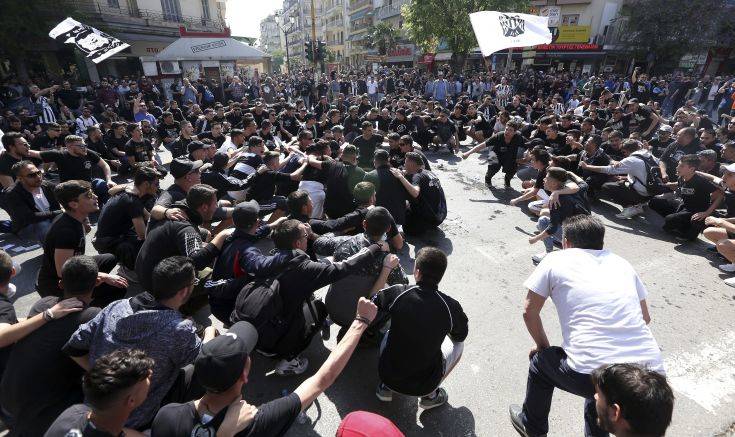 Πλημμύρισε οπαδούς του ΠΑΟΚ η Καμάρα στο νέο συλλαλητήριο