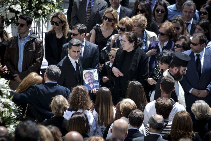 Êçäåßá ôïõ åðé÷åéñçìáôßá ÁëÝîáíäñïõ ÓôáìáôéÜäç óôçí ¶íäñï ôçí ÊõñéáêÞ 22 Áðñéëßïõ 2018. Ï 52÷ñïíïò ðïõ êáôÝëçîå Ýðåéôá áðü 19 çìÝñåò íïóçëåßáò óôç ÌÅÈ ôïõ Íïóïêïìåßïõ "Ã. ÃåííçìáôÜò", åß÷å ôñáõìáôéóôåß óïâáñÜ ôç ÌåãÜëç ÄåõôÝñá áðü ëçóôÝò ìÝóá óôï óðßôé ôïõ óôçí ÊçöéóéÜ. (EUROKINISSI/ËÕÄÉÁ ÓÉÙÑÇ) Êçäåßá ôïõ åðé÷åéñçìáôßá ÁëÝîáíäñïõ ÓôáìáôéÜäç óôçí ¶íäñï ôçí ÊõñéáêÞ 22 Áðñéëßïõ 2018. Ï 52÷ñïíïò ðïõ êáôÝëçîå Ýðåéôá áðü 19 çìÝñåò íïóçëåßáò óôç ÌÅÈ ôïõ Íïóïêïìåßïõ "Ã. ÃåííçìáôÜò", åß÷å ôñáõìáôéóôåß óïâáñÜ ôç ÌåãÜëç ÄåõôÝñá áðü ëçóôÝò ìÝóá óôï óðßôé ôïõ óôçí ÊçöéóéÜ. (EUROKINISSI/ËÕÄÉÁ ÓÉÙÑÇ)