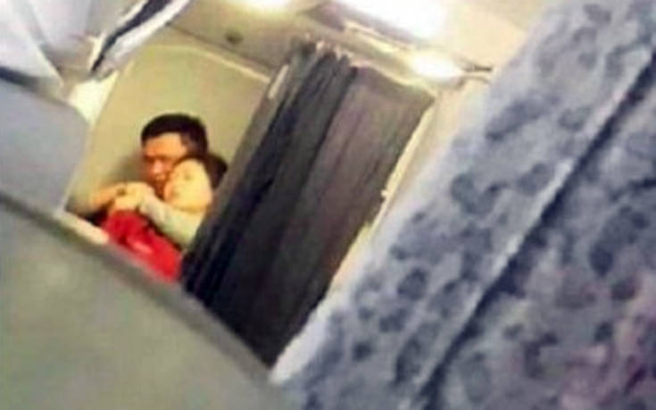 Επιβάτης απείλησε αεροσυνοδό με πένα