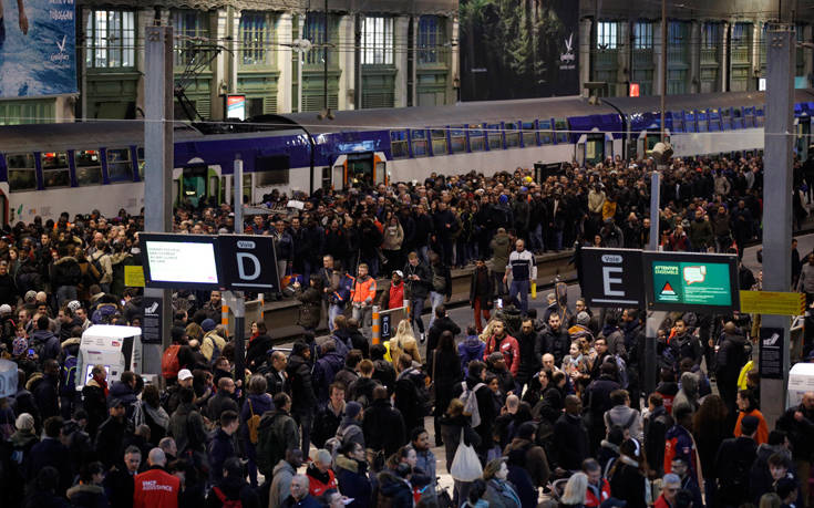 Χάος στη Γαλλία με την απεργία στον σιδηρόδρομο