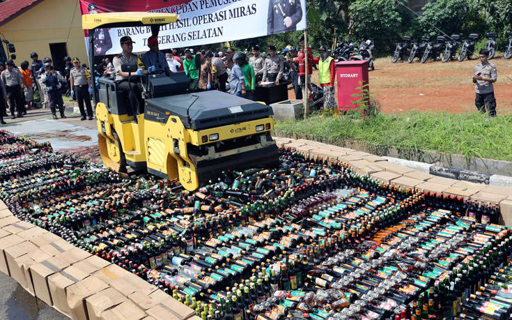 Εκατό νεκροί από νοθευμένο αλκοόλ στην Ινδονησία