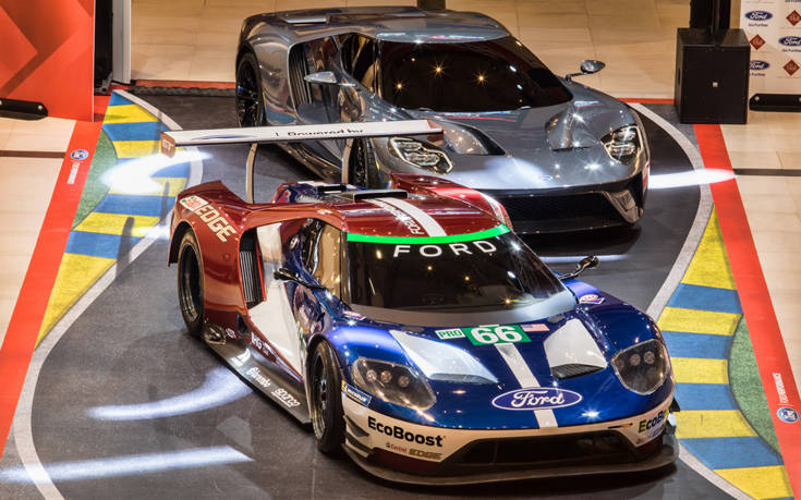 Ένα αγωνιστικό και ένα «νορμάλ» Ford GT στο «The Mall»