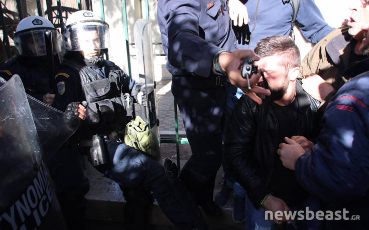 Ένταση έξω από το Μαξίμου ανάμεσα στην ΠΟΕΔΗΝ και τα ΜΑΤ