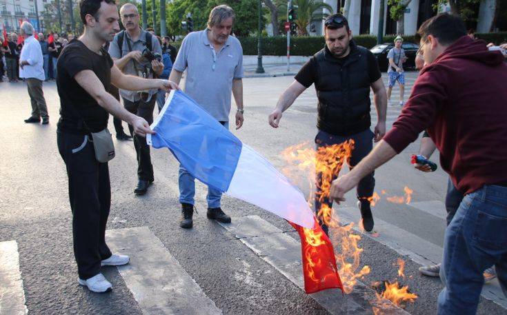 Έκαψαν σημαία της Γαλλίας έξω από την γαλλική πρεσβεία