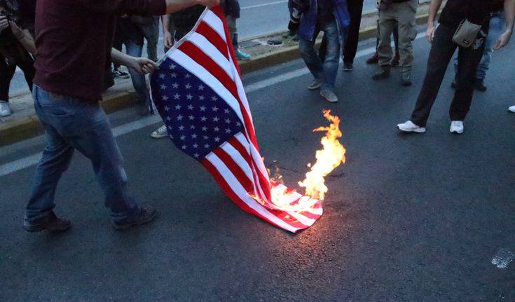 Συνθήματα και καμένη σημαία έξω από την πρεσβεία των ΗΠΑ