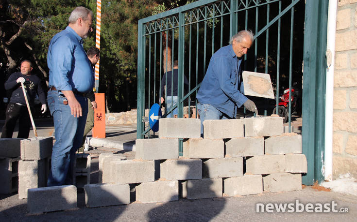 Χτίζουν την είσοδο του Δρομοκαΐτειου οι εργαζόμενοι