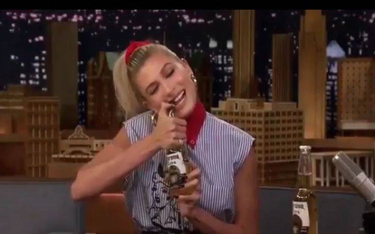 Η Hailey Baldwin ανοίγει μπουκάλια μπίρας με τα δόντια