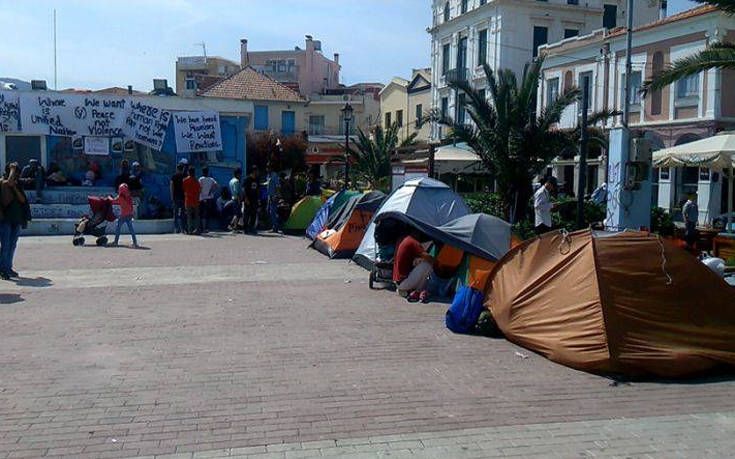 Παραμένουν σε πλατεία της Μυτιλήνης πρόσφυγες και μετανάστες