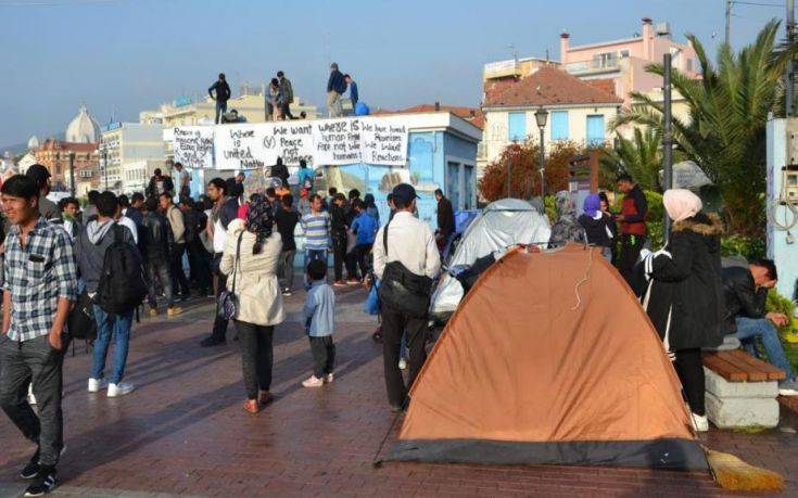 Διαμαρτυρία προσφύγων και μεταναστών με σκηνές στη Μυτιλήνη