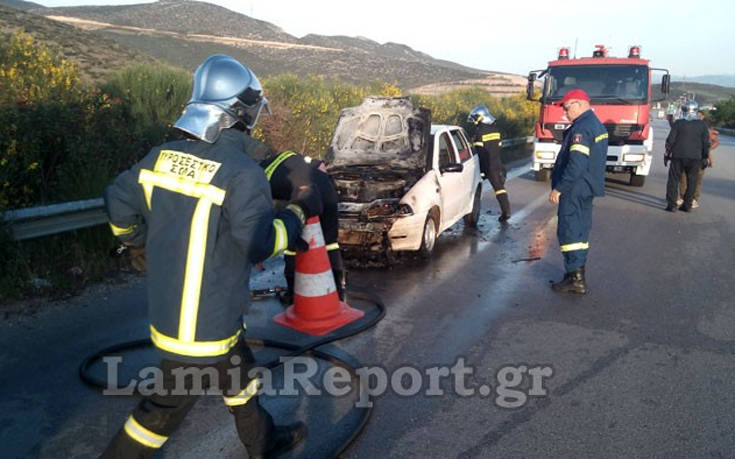 Πατέρας με το μωρό του βγήκαν την τελευταία στιγμή από αμάξι που πήρε φωτιά