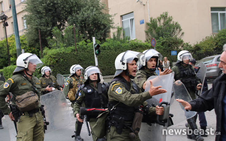 Συγκέντρωση έξω από τη ΓΑΔΑ για την απελευθέρωση των δύο προσαχθέντων