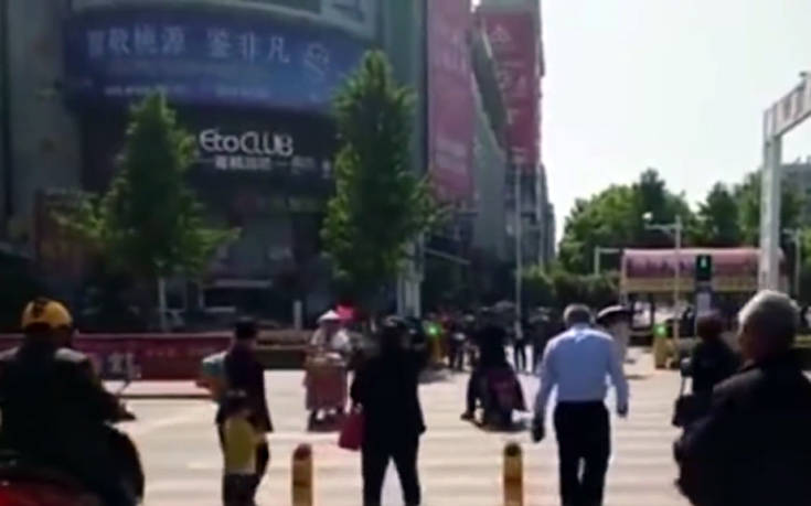 Έτσι τιμωρεί πλέον η Κίνα τους πεζούς που δεν σέβονται τους σηματοδότες