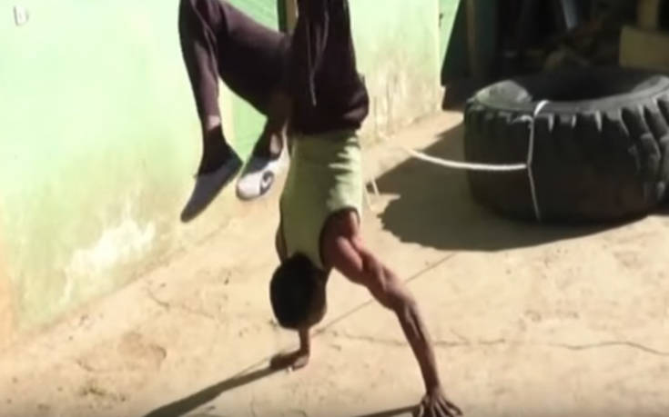 Ο άνθρωπος που περπατάει με τα χέρια