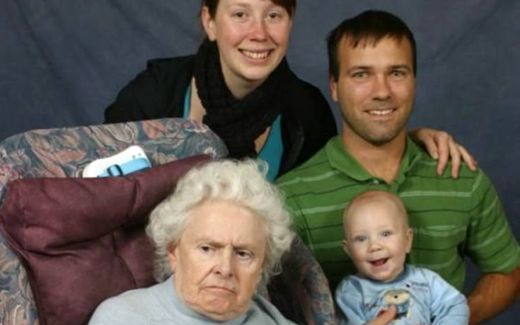 Κάποιοι δεν χαίρονται αρκετά στις οικογενειακές φωτογραφίες