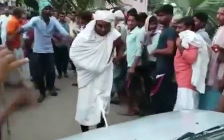 Ινδός μοναχός τραβάει αυτοκίνητο με τα γεννητικά του όργανα