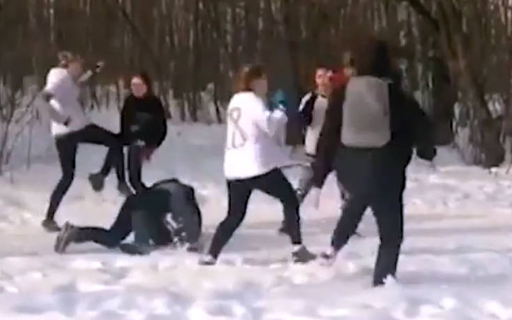 Γυναίκες &#8211; χούλιγκανς στη Ρωσία παίζουν ξύλο στα χιόνια