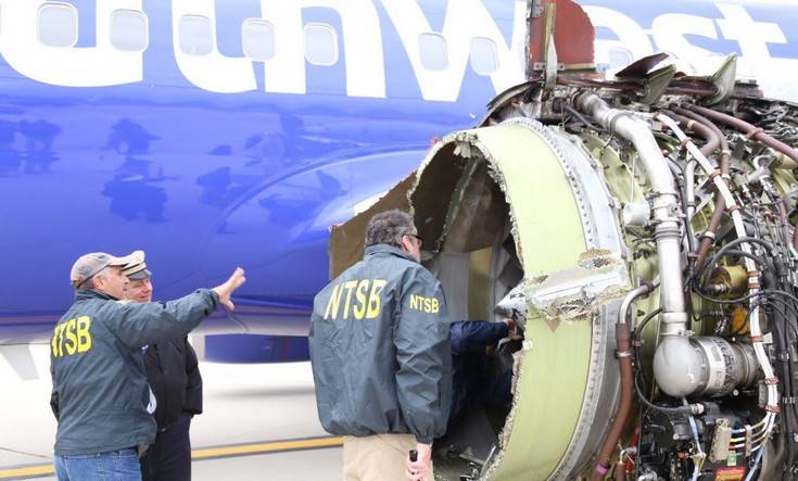Εξερράγη κινητήρας σε αεροπλάνο, έσπασε το παράθυρο και ρούφηξε επιβάτη