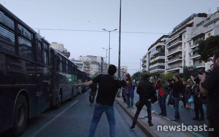 Διαδηλωτές πέταξαν αυγά προς την πρεσβεία των ΗΠΑ