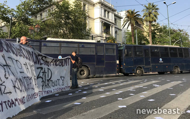 Συγκέντρωση έξω από τη γαλλική πρεσβεία