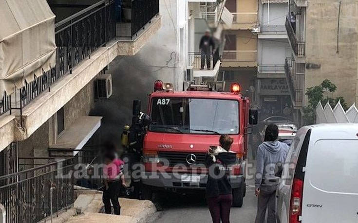 Φωτιά σε υπόγειο διαμέρισμα με μικρά παιδιά στο κέντρο της Λαμίας