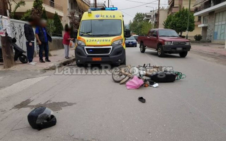 Ηλικιωμένη διέσχιζε το δρόμο και δεν είδε το μηχανάκι