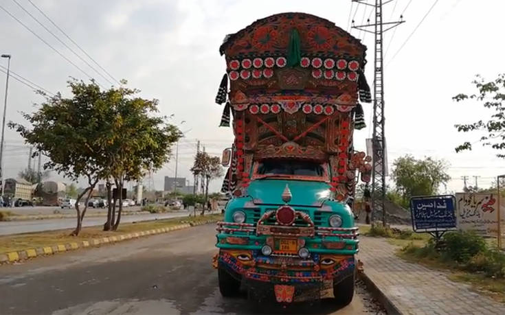 Τα φορτηγά στο Πακιστάν δε γίνεται να περάσουν απαρατήρητα