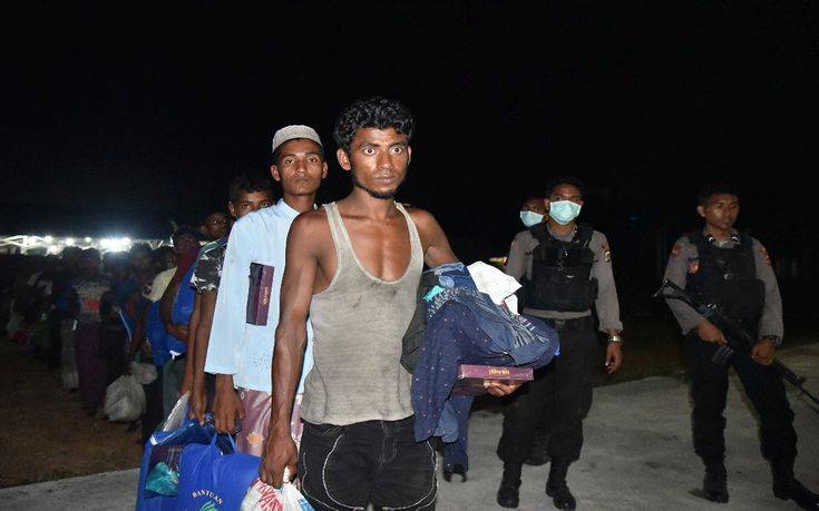 Φεύγουν για να γλιτώσουν από τις μάχες στη Μιανμάρ