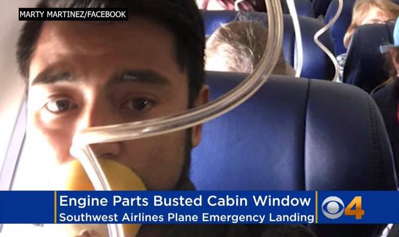 Φωτογραφίες και βίντεο μέσα από το αεροσκάφος με τον κινητήρα που εξερράγη