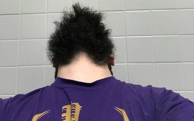 Βλέποντας τα ανδρικά γένια από κάτω