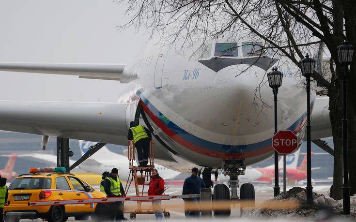 Έφτασε στη Μόσχα το πρώτο αεροπλάνο με τους Ρώσους διπλωμάτες
