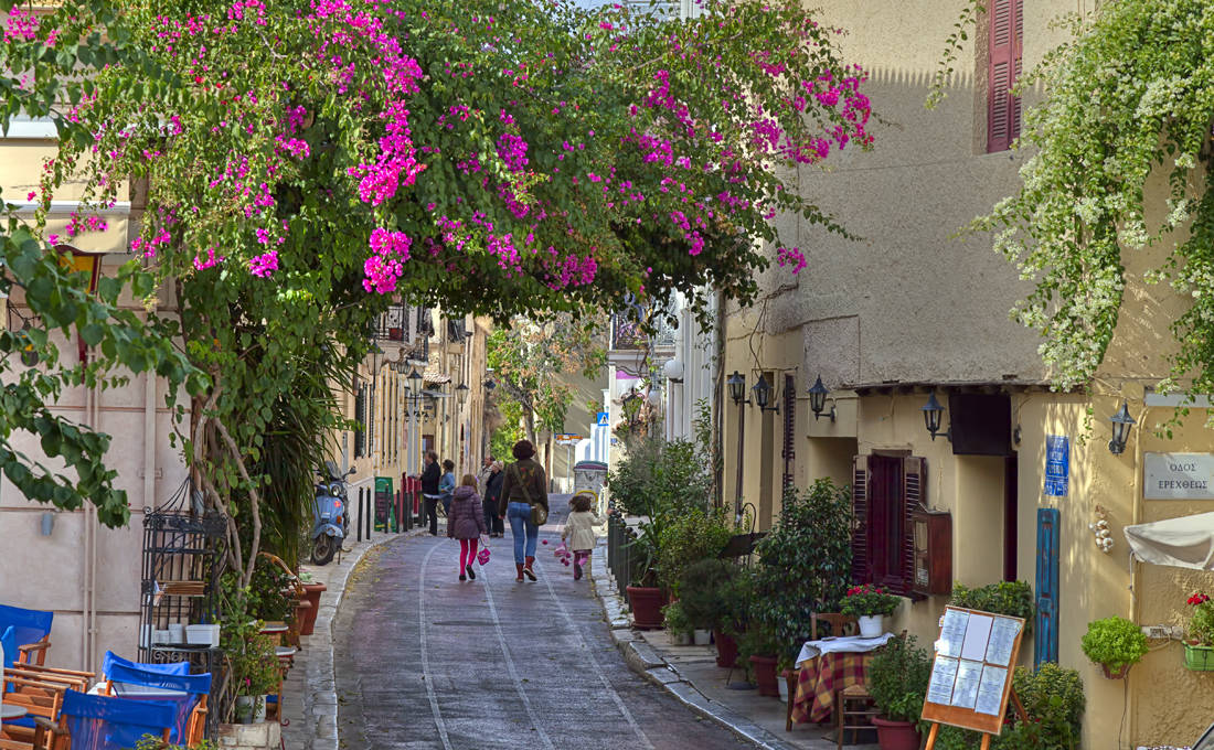 Σεργιάνι στην Πλάκα με φόντο την Ακρόπολη