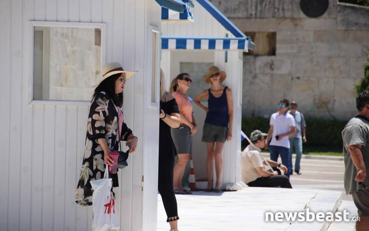«Κατάληψη» στα κουβούκλια των τσολιάδων σε αναζήτηση δροσιάς