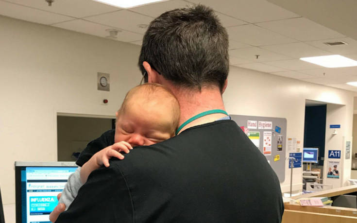 Νοσοκομειακός γιατρός κάνει τη δουλειά του με ένα&#8230; μωρό στην αγκαλιά