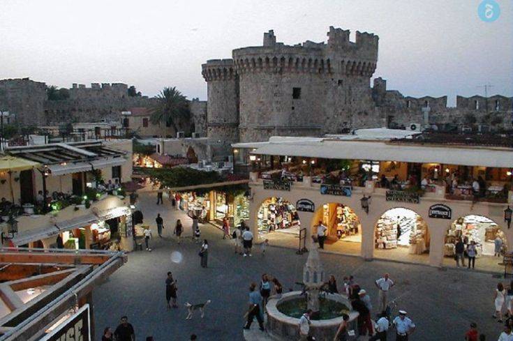 Συνελήφθησαν γιατί η κοπέλα τού έκανε στοματικό έρωτα σε κεντρική πλατεία της Ρόδου
