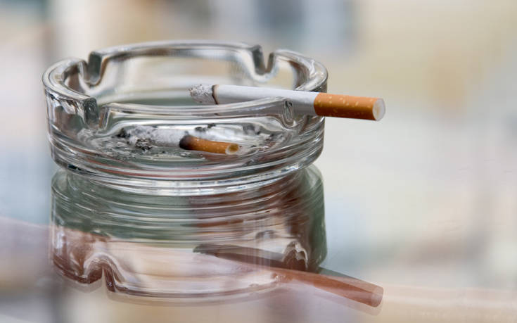 Πώς να περιορίσετε τη μυρωδιά του τσιγάρου στο σπίτι