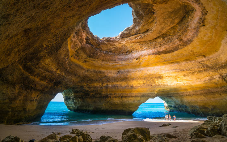 Θαλάσσιες σπηλιές και χρυσές ακτές στο πορτογαλικό θέρετρο