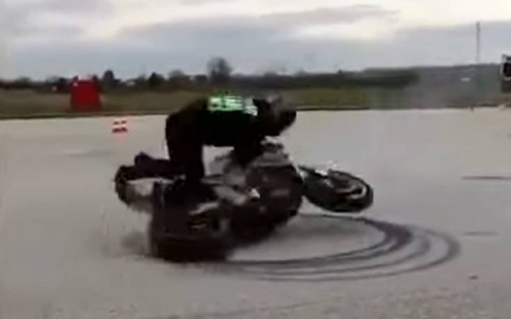Μοτοσυκλετιστής χάνει το βήμα του από το σπινιάρισμα