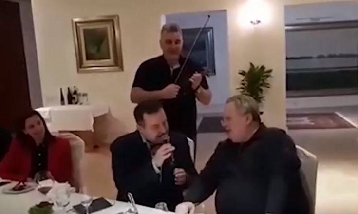 Το τραγούδι του Σέρβου υπουργού για τον Κοτζιά, η παραγγελιά και το σπασμένο πιάτο