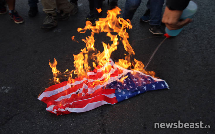 Έκαψαν την αμερικανική σημαία έξω από την πρεσβεία των ΗΠΑ