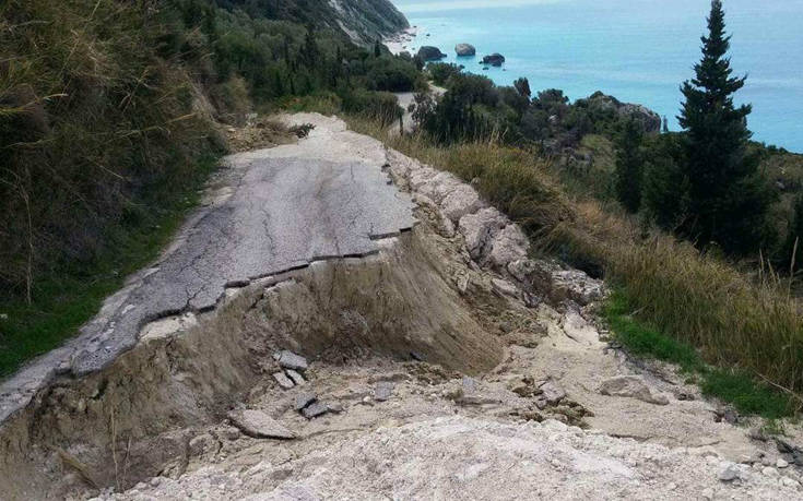 Κόπηκε στη μέση δρόμος σε παραλία της Λευκάδας