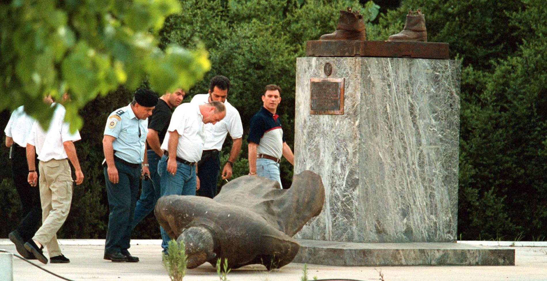 Η πολύπαθη ιστορία του πιο μισητού αγάλματος της Αθήνας