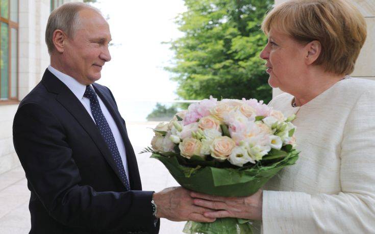 Η…  ρομαντική ανθοδέσμη που χάρισε ο Πούτιν στη Μέρκελ