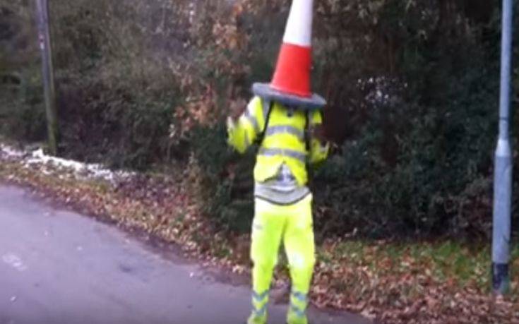 Μπορείς να τραγουδήσεις και να περπατήσεις με κώνους στο κεφάλι;