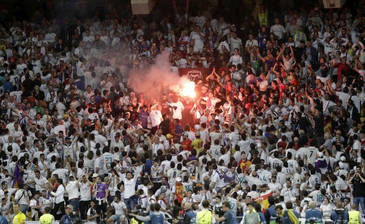 Real Madrid's supporters celebrate as Gareth Bale scoring his side's 2nd goal during the Champions League Final soccer match between Real Madrid and Liverpool at the Olimpiyskiy Stadium in Kiev, Ukraine, Saturday, May 26, 2018. (AP Photo/Matthias Schrader)