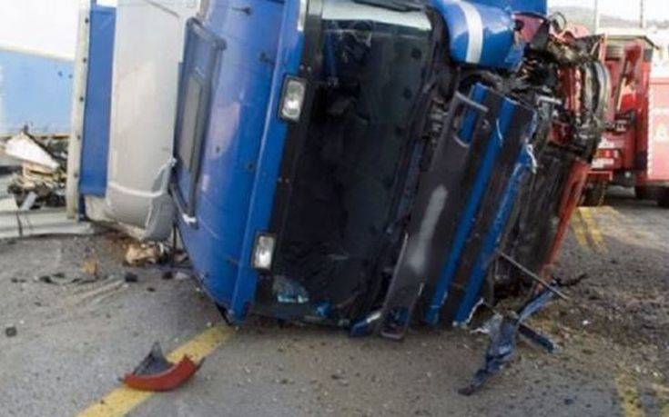 Γέμισε πίσσα ο δρόμος Θήβας – Χαλκίδας από ανατροπή νταλίκας