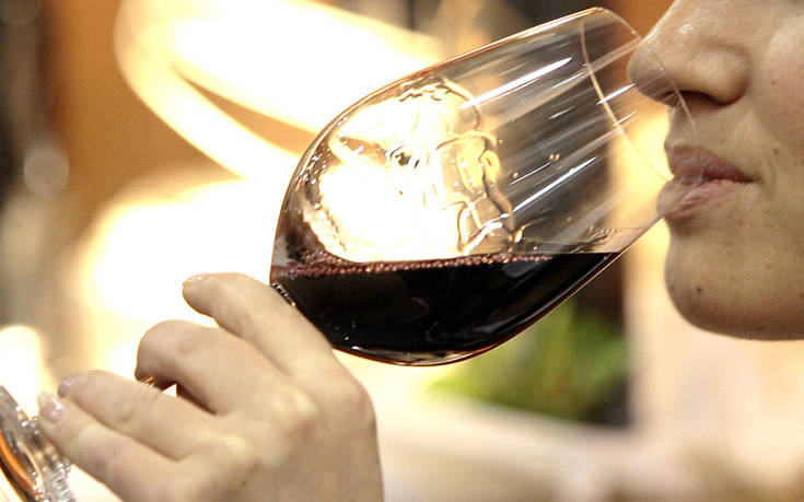 Νέα μελέτη ανατρέπει τα δεδομένα για όσους πίνουν κρασί