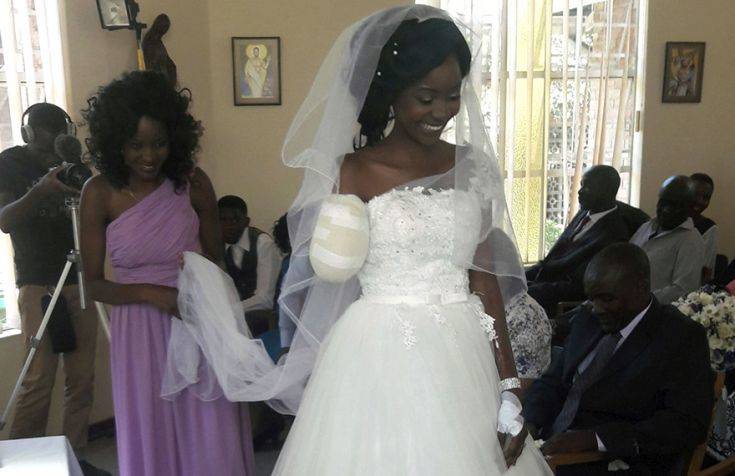 Κροκόδειλος της έφαγε το χέρι αλλά εκείνη παντρεύτηκε στο εκκλησάκι του νοσοκομείου