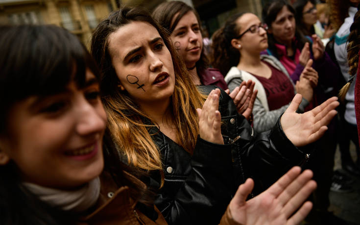 Χιλιάδες στους δρόμους κατά της «αγέλης των λύκων»