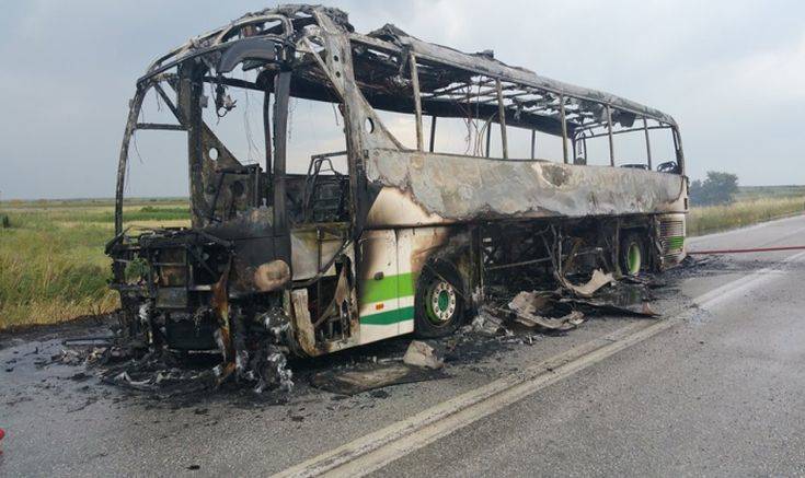 Λεωφορείο κάηκε ολοσχερώς μετά από χτύπημα κεραυνού στον Έβρο